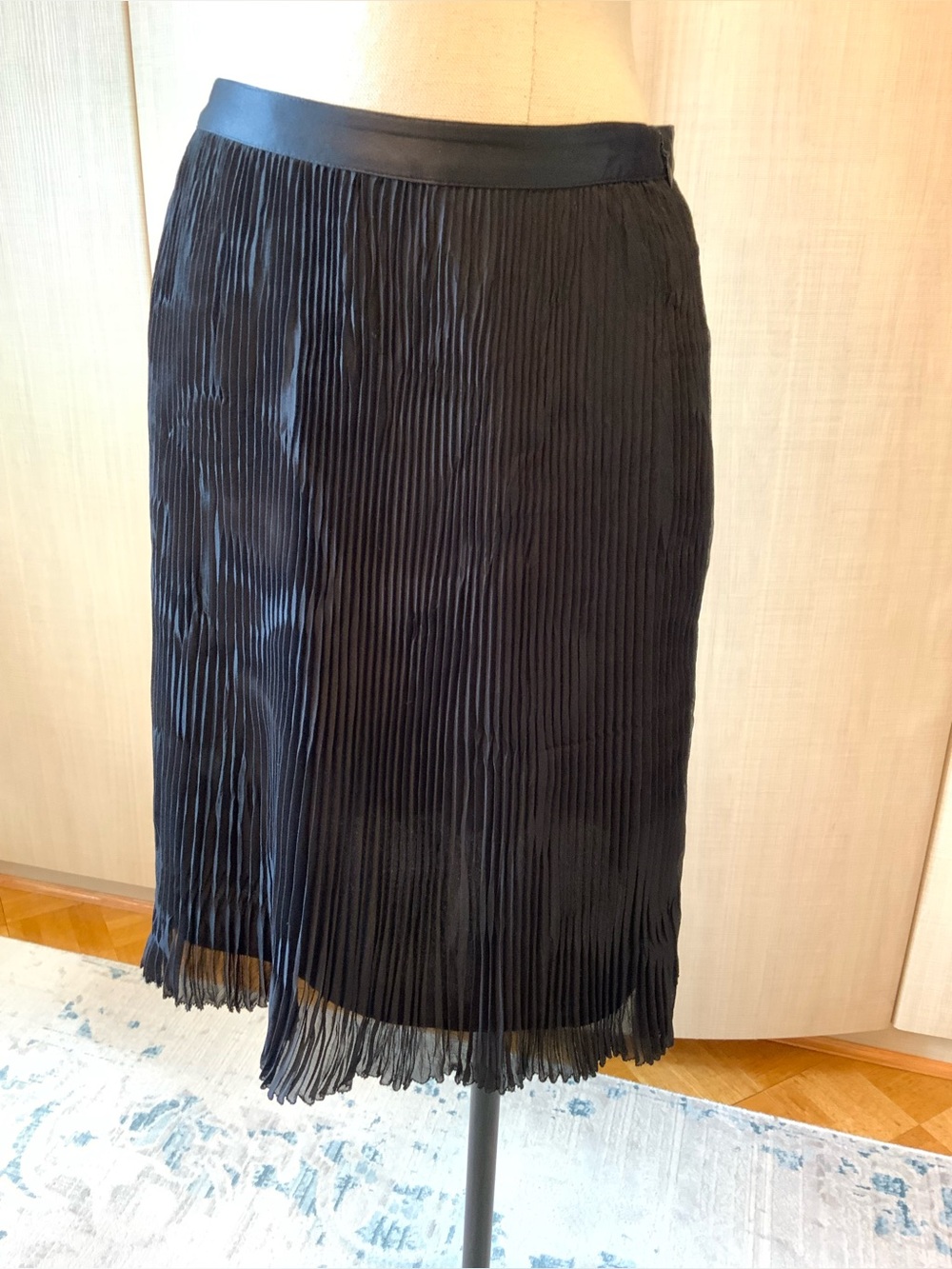 City DKNY Women’s Pleated Knee Length Silk Black Skirt Size 4P
